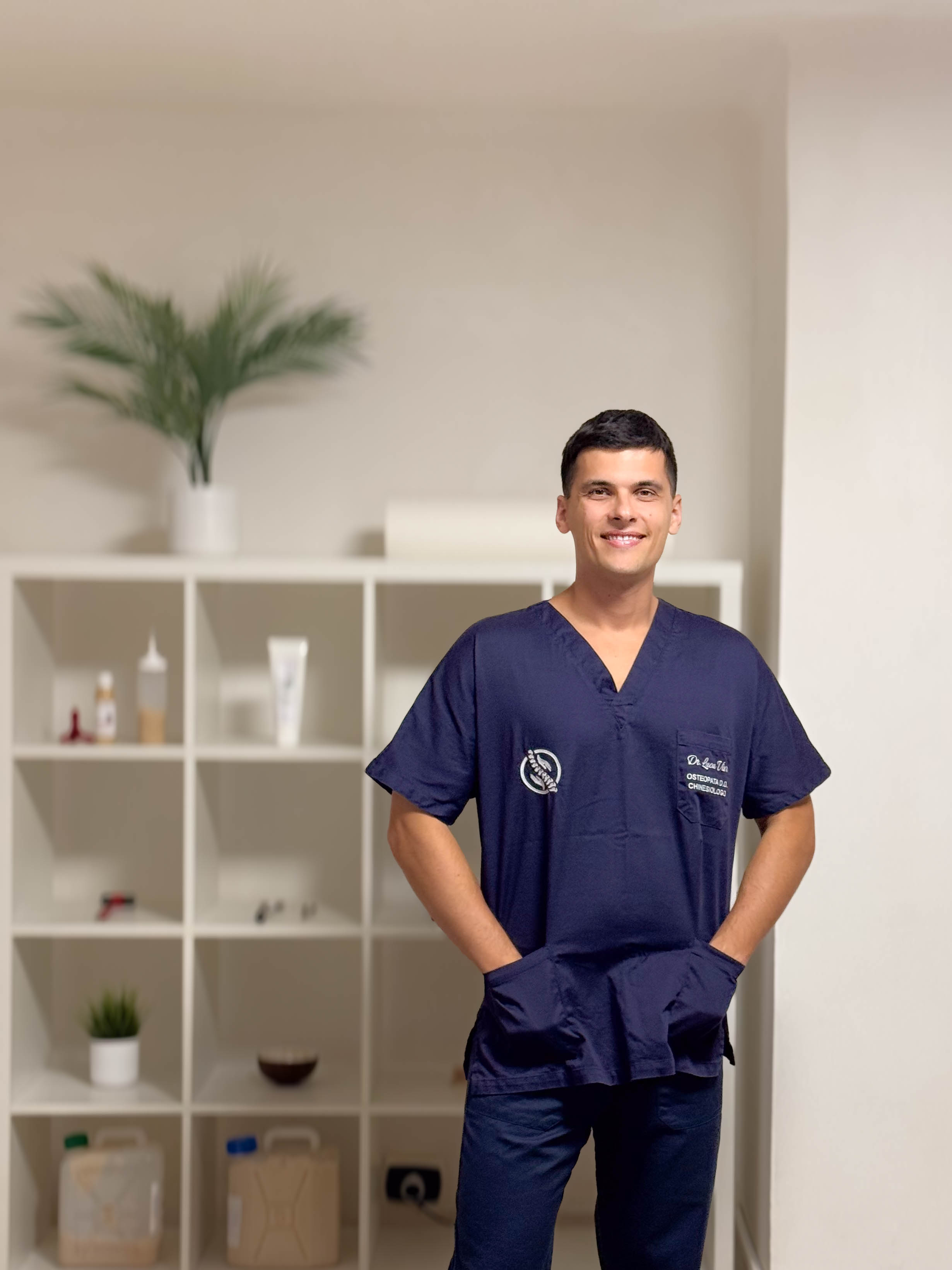 Dr. Luca Viva - Osteopata nel suo studio